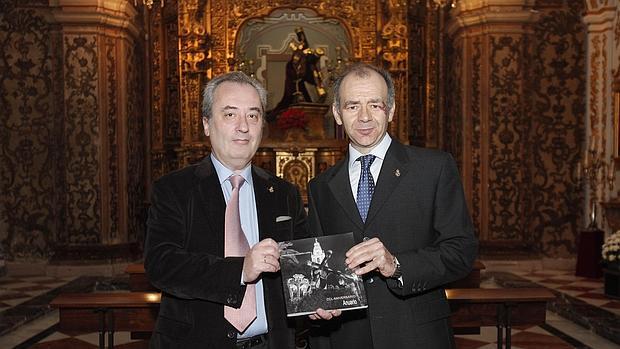 Representantes de Jesús Caído con el anuario