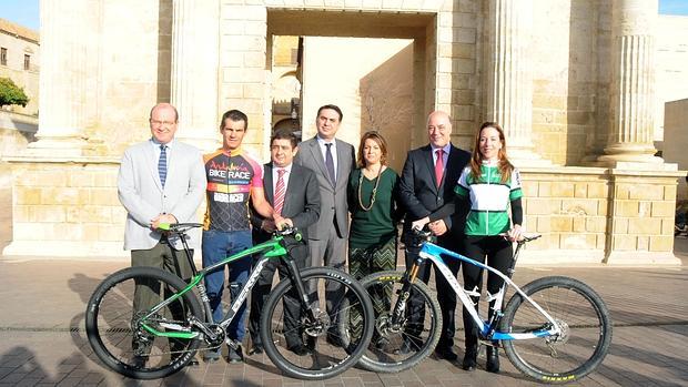 Autoridades, durante la presentación de la Andalucía Bike Race en Córdoba