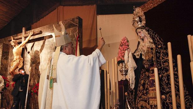 Bendición de la Virgen de las Penas por parte del obispo