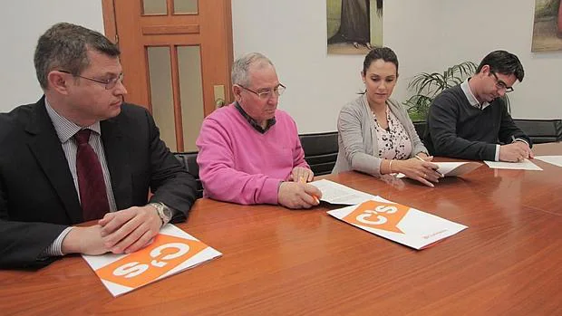 Los dos ediles de Ciudadanos, hoy en la firma del pacto con el cogobierno PSOE-IU