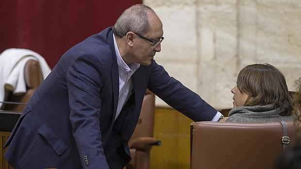 Juan Cornejo charla con Elena Cortés (IU) en el Parlamento andaluz