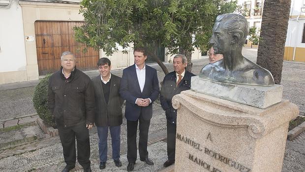 Ediles del PP durante la presentación de la iniciativa junto al busto de Manolete