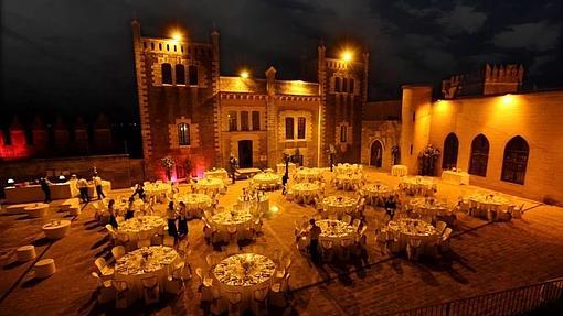 Preparación de una de las cenas que se ofrecen en el Castillo de Almodóvar