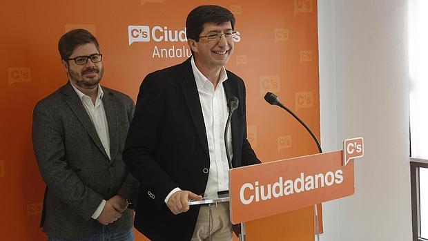 Juan Marín, a la derecha, en una rueda de prensa