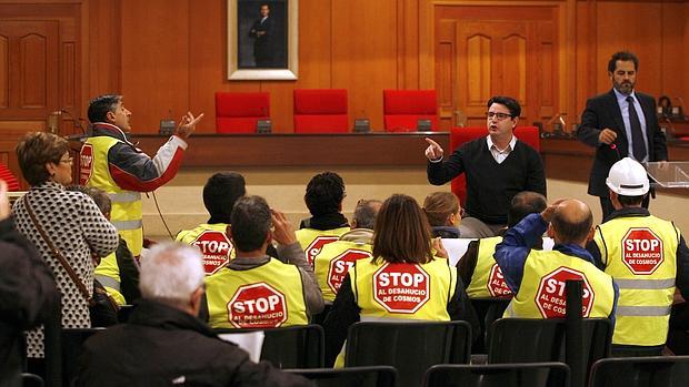 El concejal Pedro García, con los trabajadores de Cosmos