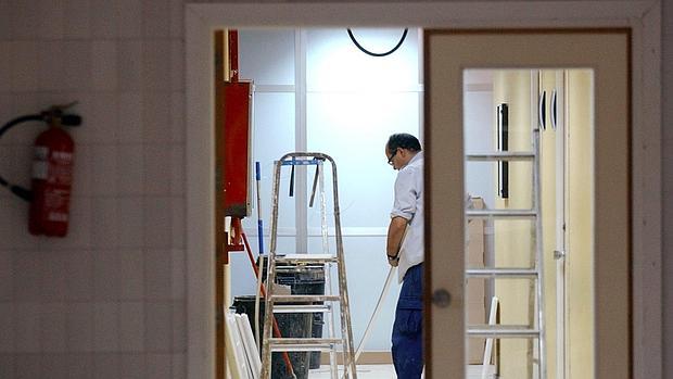 Trabajos de reparación del techo en el Hospital Virgen Macarena