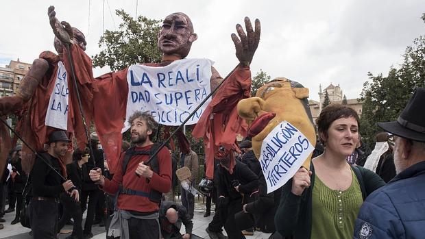 Manifestación en Granada de apoyo a los titiriteros