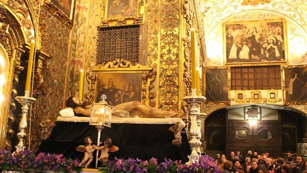 El Cristo Yacente en el interior de la iglesia