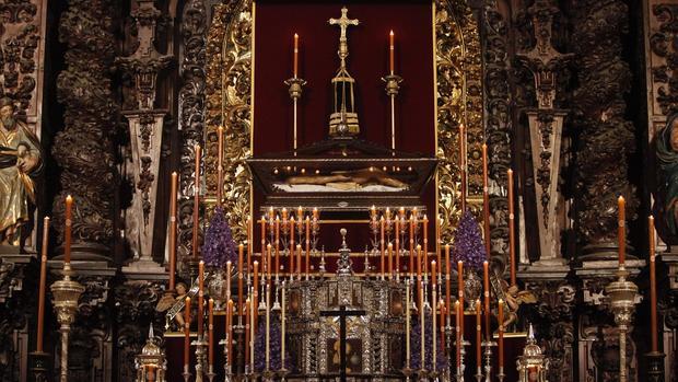 Urna antigua en el altar del Sepulcro