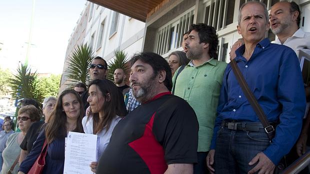 El edilo Del Castillo (de verde), en una protesta de Stop Desahucios