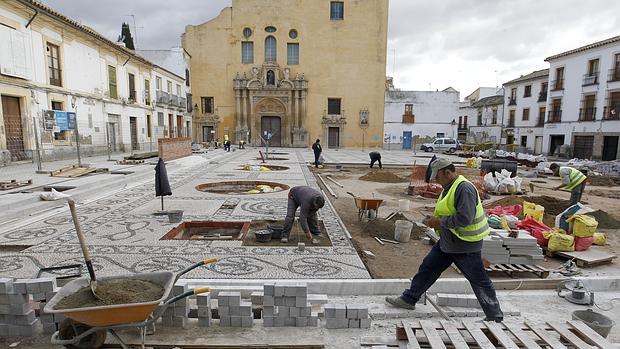 Obras en la plaza de San Agustín, con la iglesia al fondo