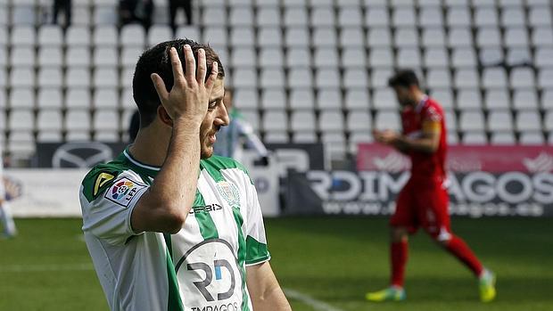 Nando se echa las manos a la cabeza tras encajar el 0-2 ante el Zaragoza