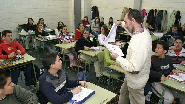 Un profesor imparte una clase de Religión a un grupo de alumnos