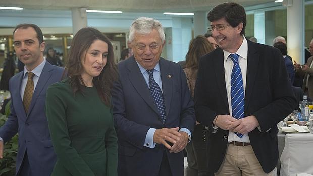 Los dirigentes de Ciudadanos, Inés Arrimadas y Juan Marín, flanqueando a Francisco Herrero