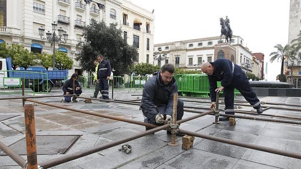 Los operarios municipales instalan los palcos en Las Tendillas