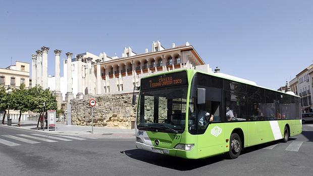 Autobús de Aucorsa en la calle Capitulares