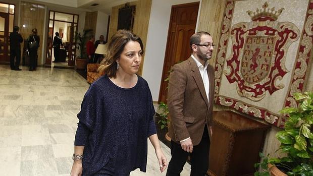 Isabel Ambrosio camina junto a David Luque