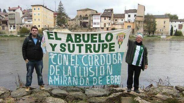 Rafael Luque, con uno de los miembros de su peña