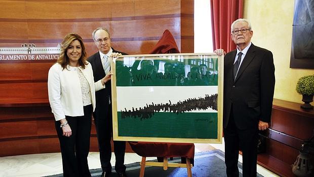 La histórica bandera de Genovés ya cuelga en el Parlamento de Andalucía