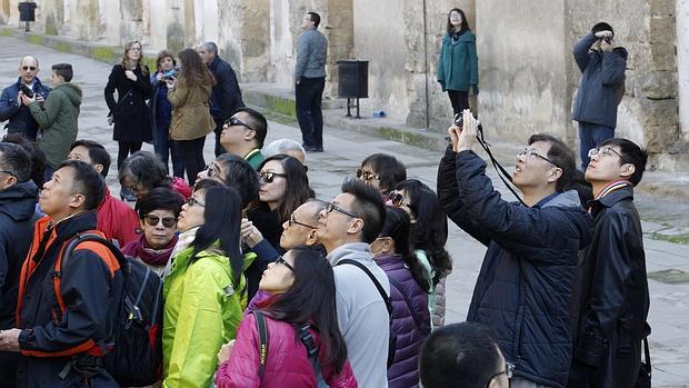 Un grupo de turistas japoneses en el Patio de los Naranjos de la Mezquita-Catedral