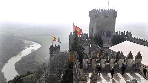 Castillo de Almodóvar del Río con el Guadalquivir al fondo