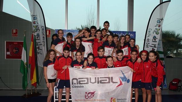 El equipo alevín del Navial al completo celebra la victoria