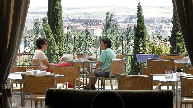 Dos turistas en la terraza del Parador de Córdoba