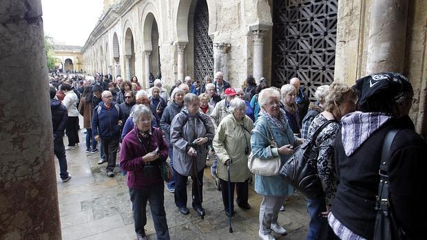 Cola de turistas entrando en la Mezquita-Catedral