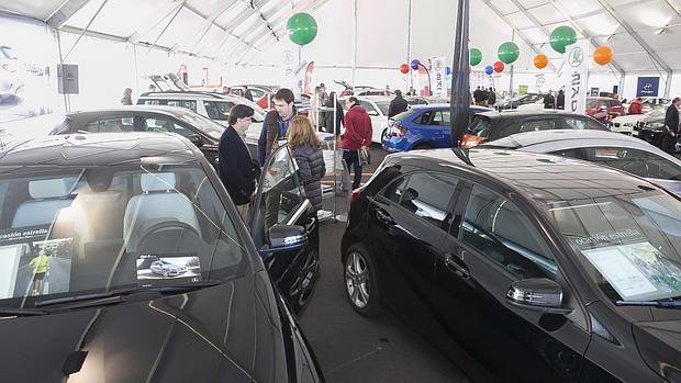 Varios asistentes a la Feria del Vehículo de Ocasión en Córdoba