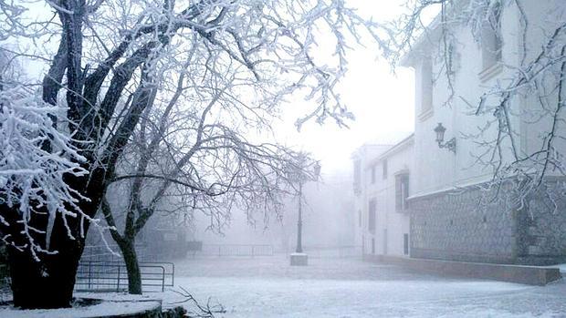 El Picacho de Cabra con sus alrededores nevados