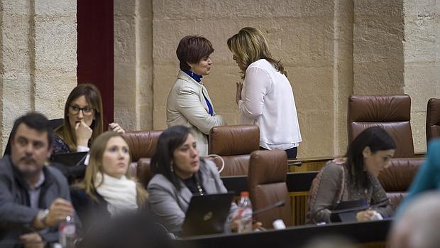 Susana Díaz conversa con la diputada de Podemos Esperanza Gómez durante el Pleno del Parlamento