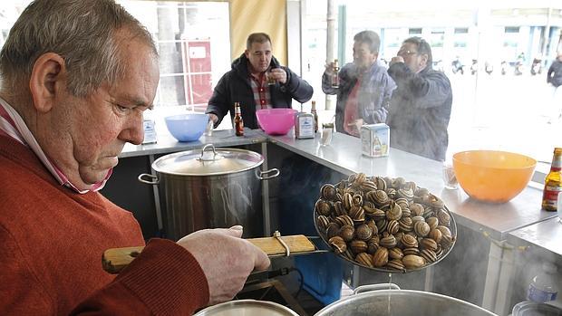 Preparación de los caracoles en un puesto de Córdoba