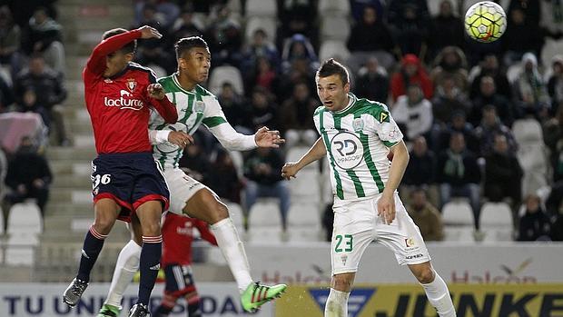 Eddy Silvestre pelea un balón aéreo con Otegui en el Córdoba-Osasuna, esta noche, en El Arcángel