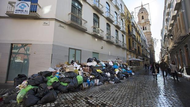 Basura acumulada en una de las calles céntricas de Málaga durante la huelga de Limasa en 2013