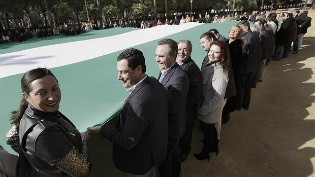 Dirigentes del Partido Popular andaluz, portando la mayor bandera de Andalucía de España