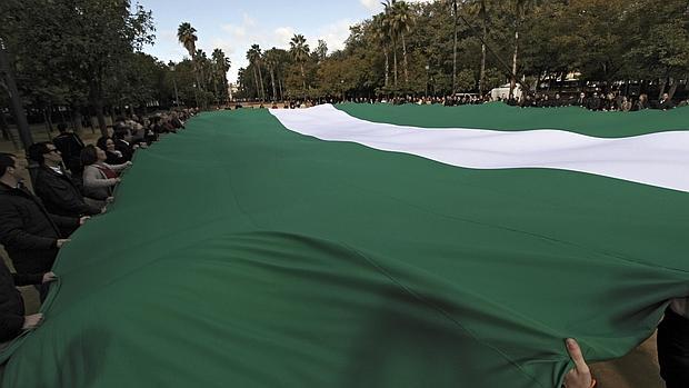 Bandera de 600 metros cuadrados del PP andaluz