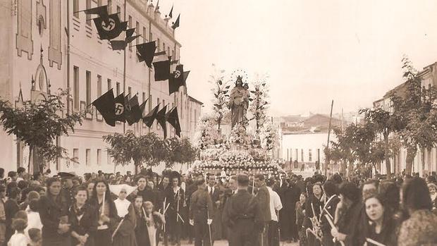 Procesión de María Auxiliadora en 1939 con banderas nazis en los balcones de una calle malagueña