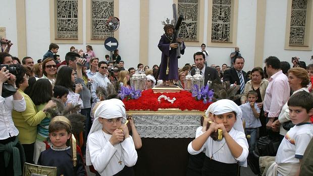 Procesión escolar durante su recorrido