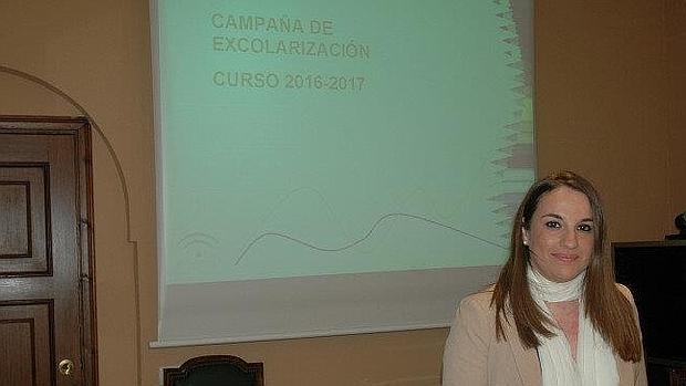 La delegada de Educación con el documento y el fallo ortográfico de fondo