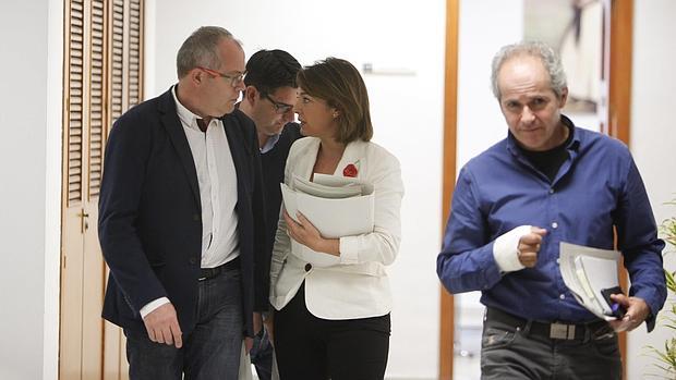 El portavoz municipal de Ganemos, con la alcaldesa (PSOE) y el primer teniente de alcalde (IU) al fondo
