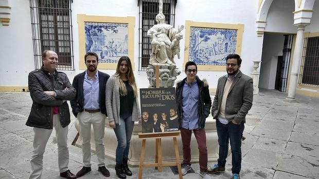 Fernando Carrasco, a la izquierda, en la presentación de la obra