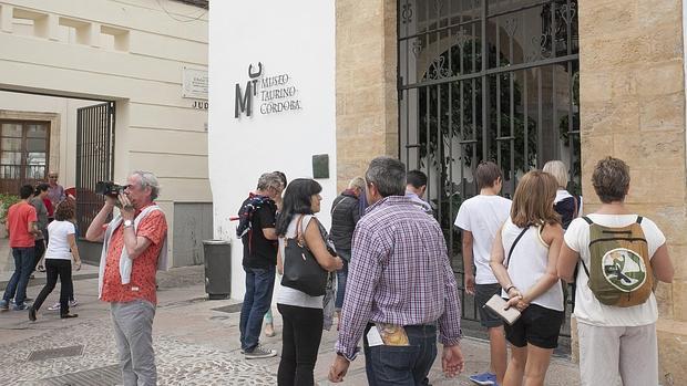 Varios turistas ante el Museo Taurino, cerrado por la tarde durante el puente del Día de la Hispanidad