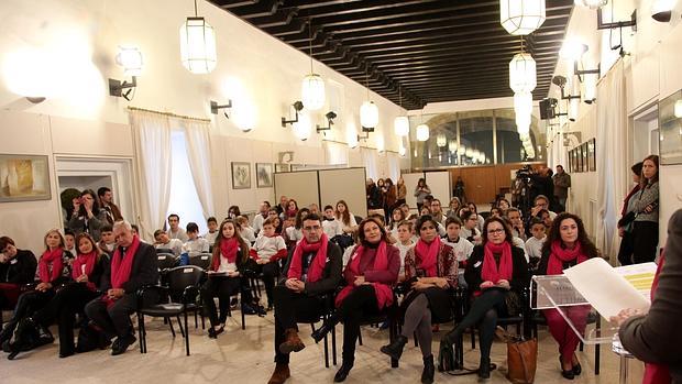 Los portavoces parlamentarios vistieron la bufanda rosa del movimiento, junto a representantes de la ONG