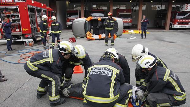 Bomberos durante un simulacro