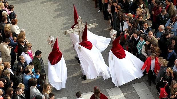 Cruz de guía abriendo el cortejo de la Cena