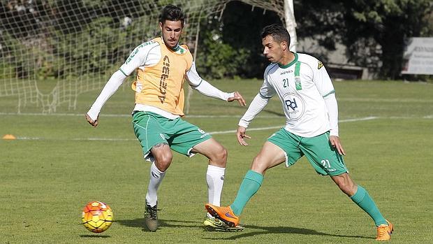 Luso y Caballero pelean por controlar un balón