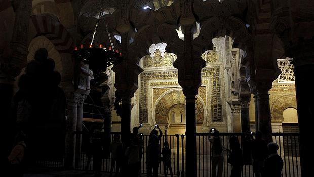 Turistas en el mihrab de la Mezquita-Catedral