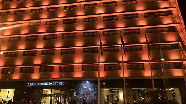 El hotel Córdoba Center cuenta con una instalación que permite cambiar de color su fachada