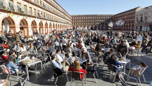 Veladores atestados en la plaza histórica