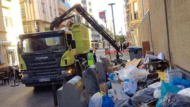 Finaliza la huelga de recogida de basuras de Málaga dejando en las calles unas 4.000 toneladas de residuos